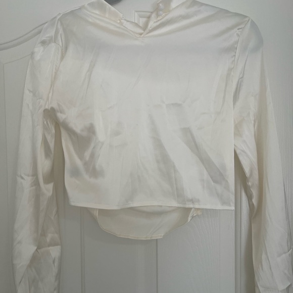 Mock neck lantern sleeve crop top - Picture 2 of 3